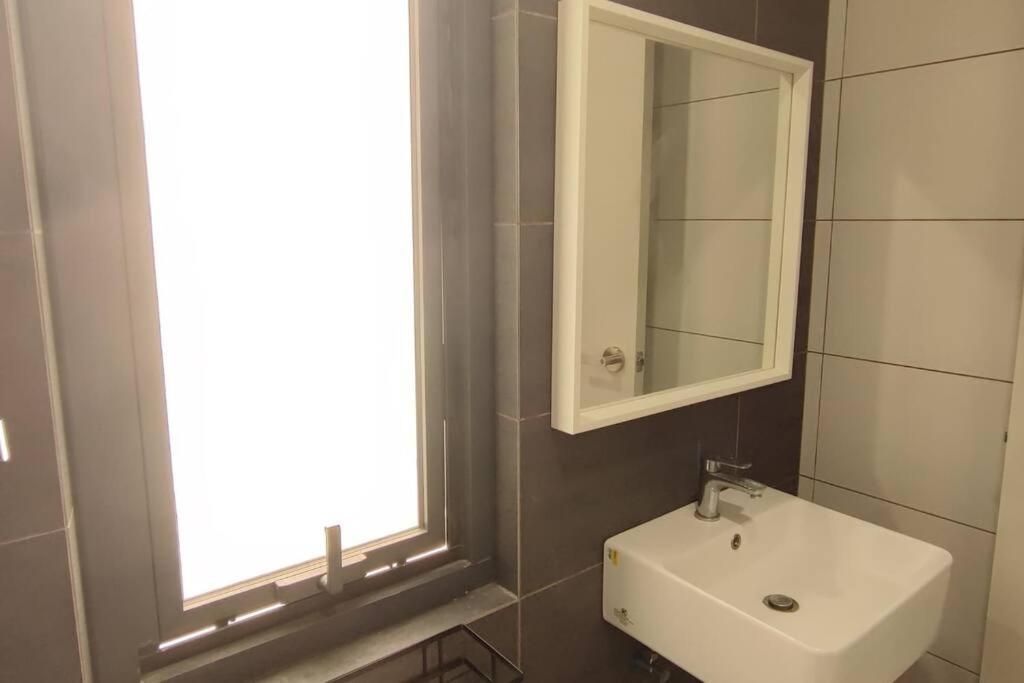 Hzb301-selfcheck-in-wi-fi- Netflix- Parking- Pool-2 Bedroom- Klia, 7099 *
